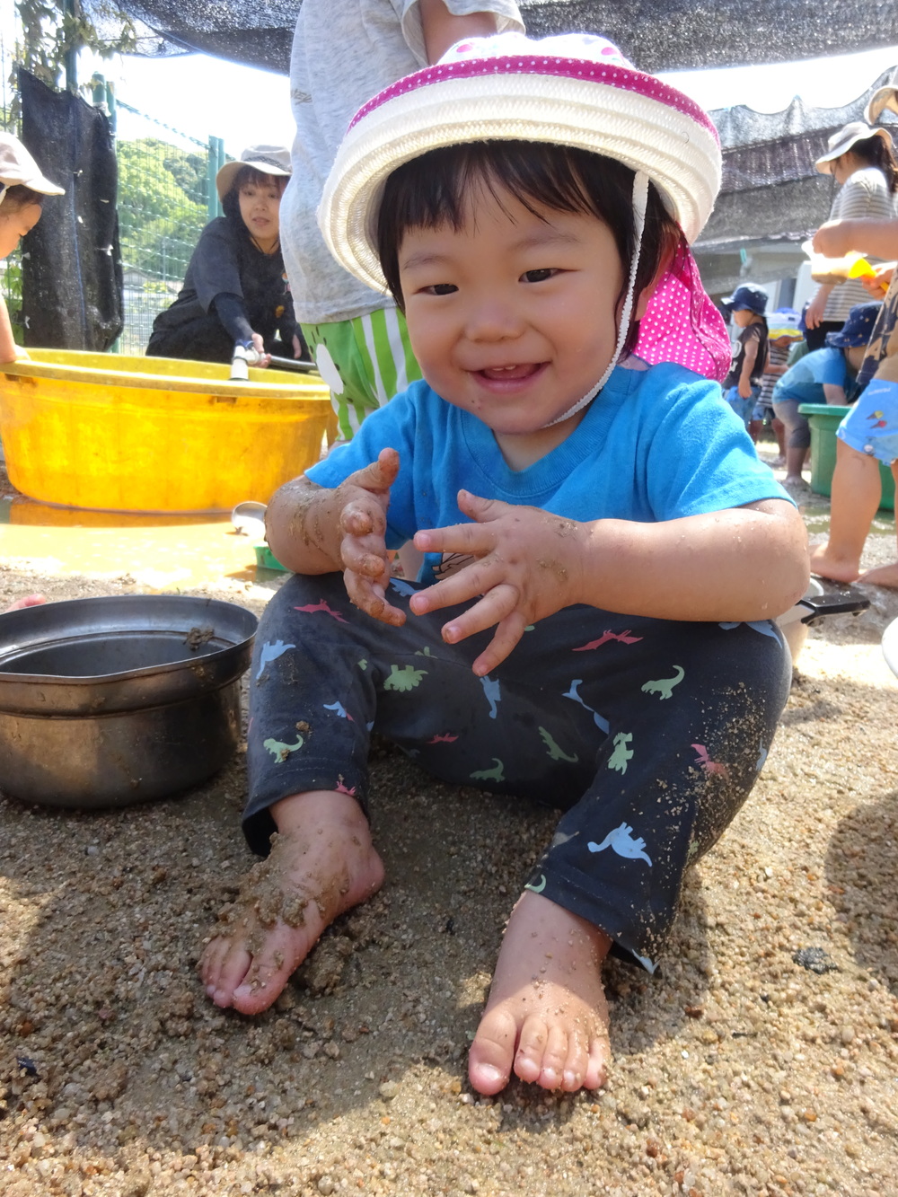 どろんこ遊びをする子ども (1)