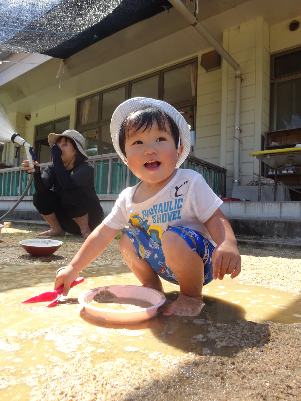 どろんこ遊びをする子ども (4)