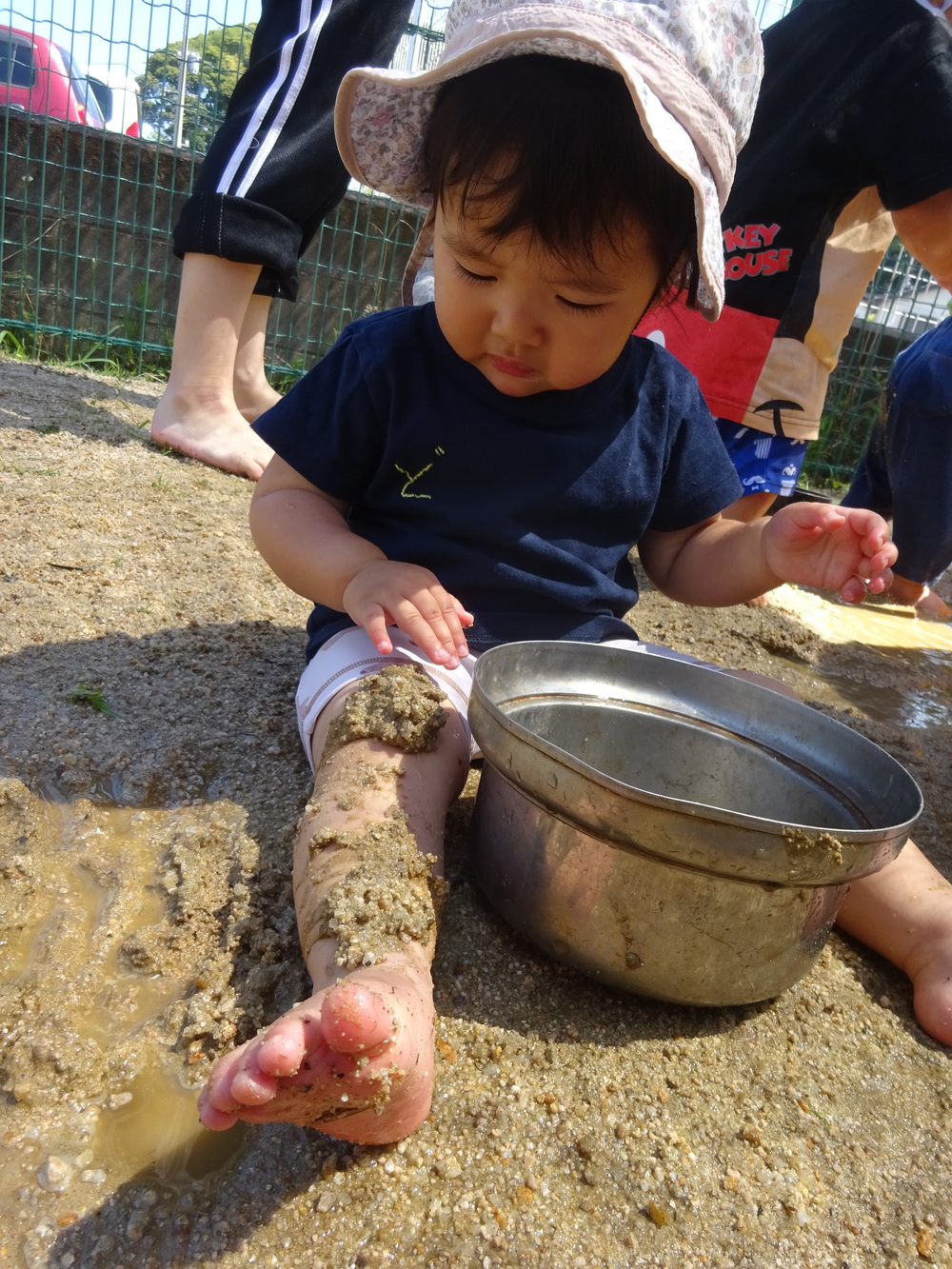 どろんこ遊びをする子ども (5)