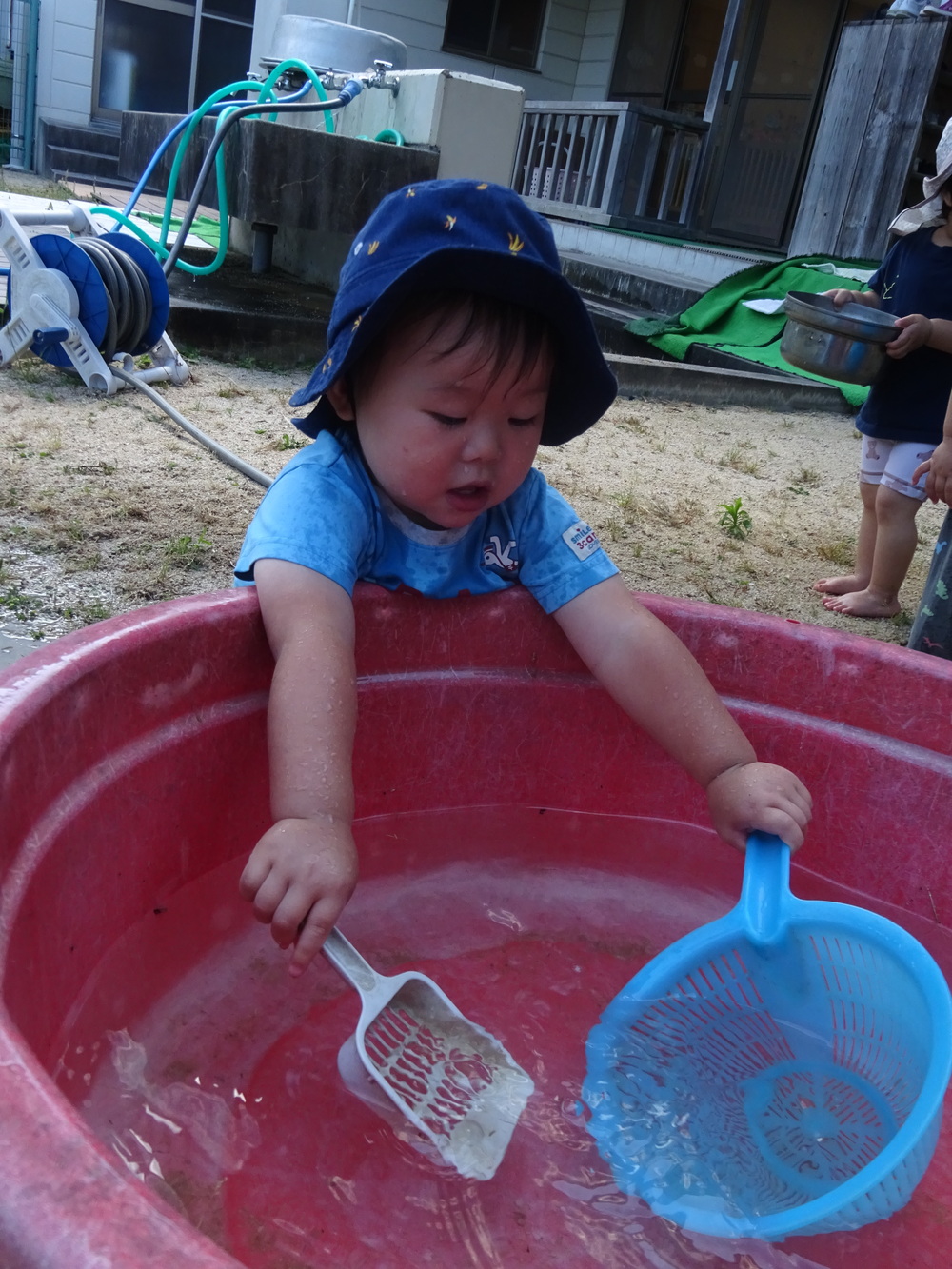どろんこ遊びをする子ども (3)