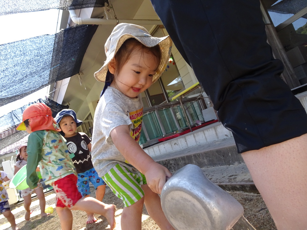 泥んこ遊びを楽しむ子ども (3)