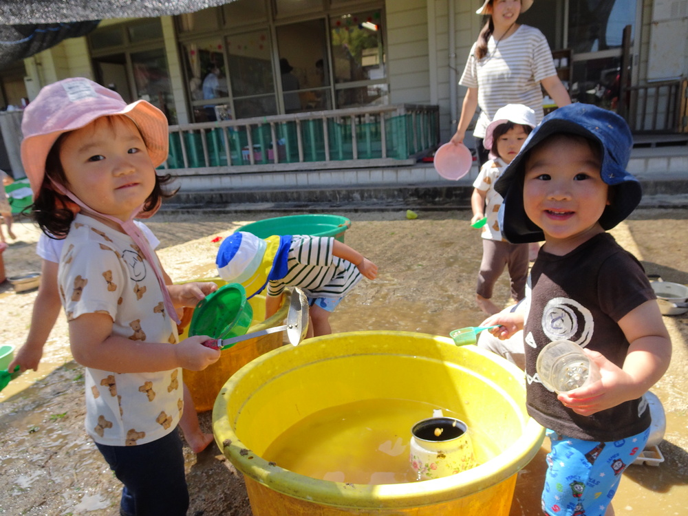 泥んこ遊びを楽しむ子ども (4)