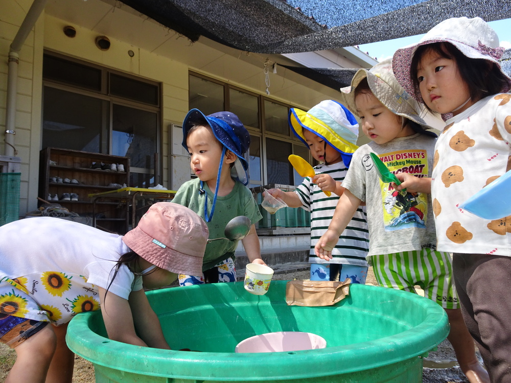 泥んこ遊びを楽しむ子ども (5)