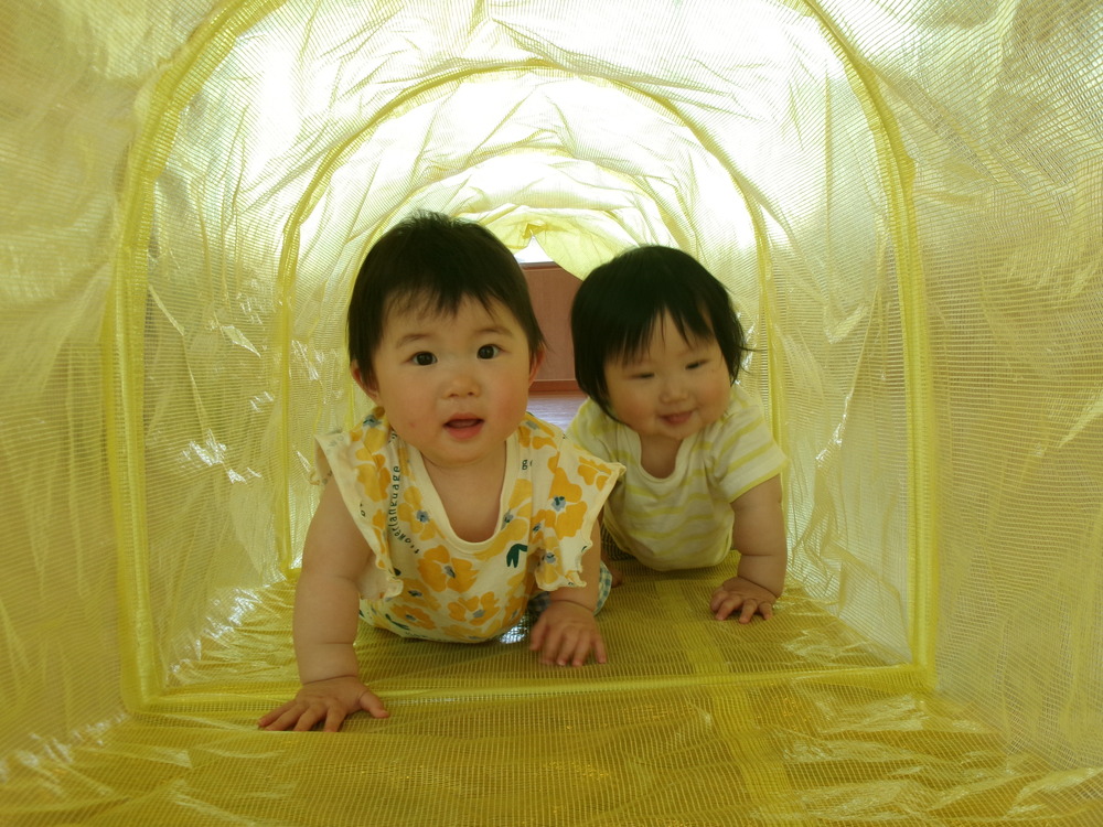 ハイハイをしている子ども