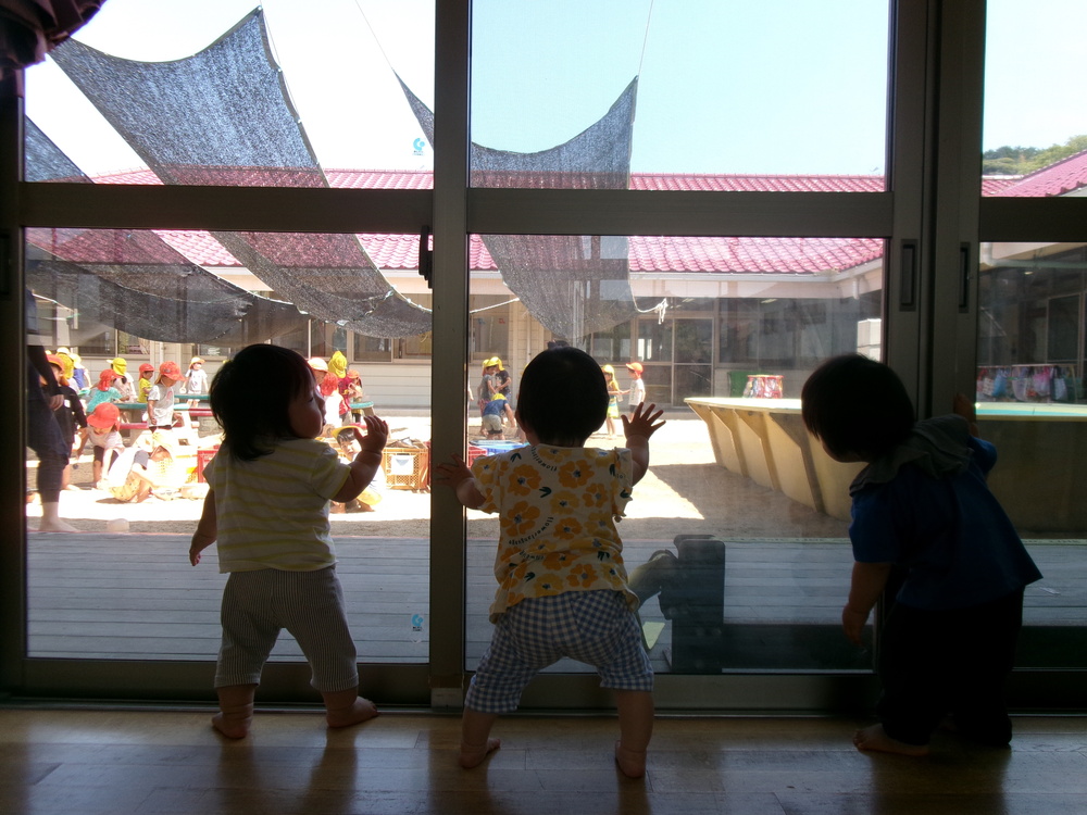 幼児園庭を見ている子どもたち