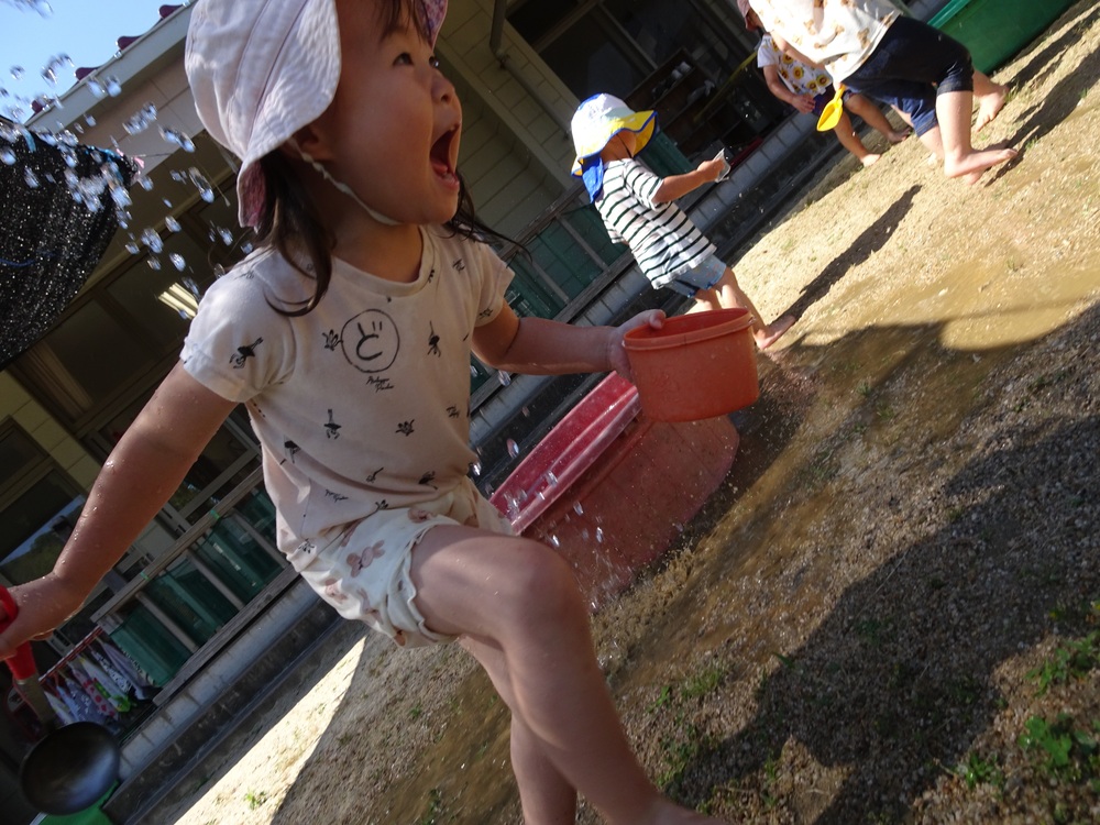 泥んこ遊びを楽しむ子ども (2)