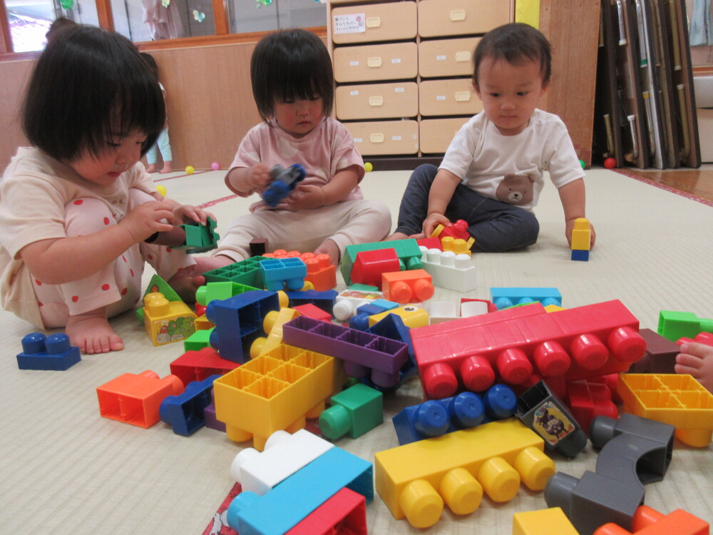 ブロックで遊んでいる様子 (1)