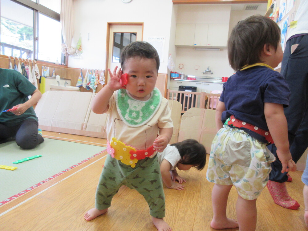ホックブロックで遊ぶ様子