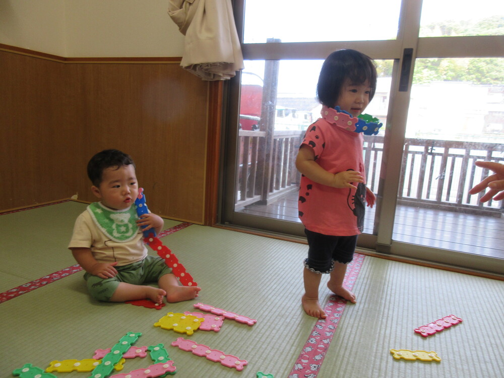 ホックブロックで遊ぶ様子