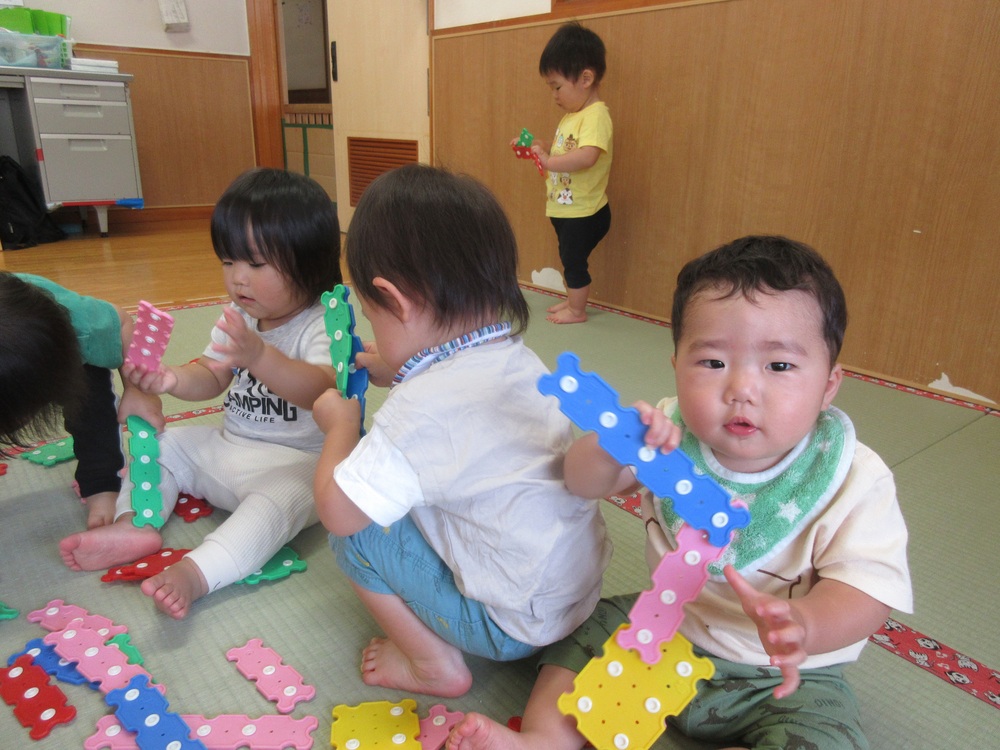 ホックブロックで遊ぶ様子