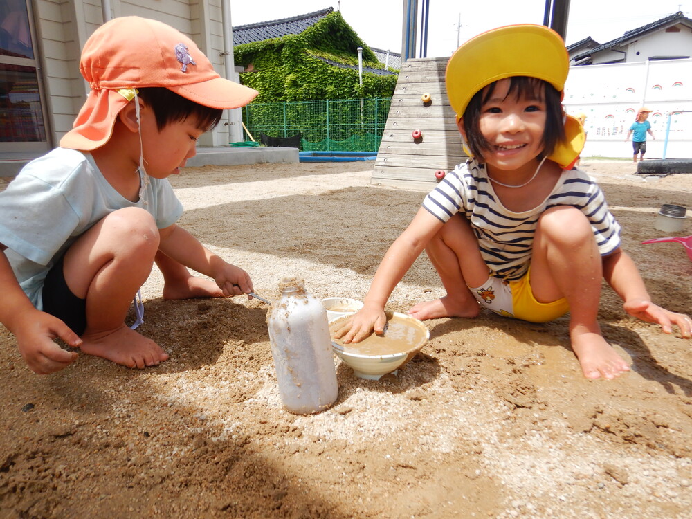 泥んこ遊びをしている様子 (5)
