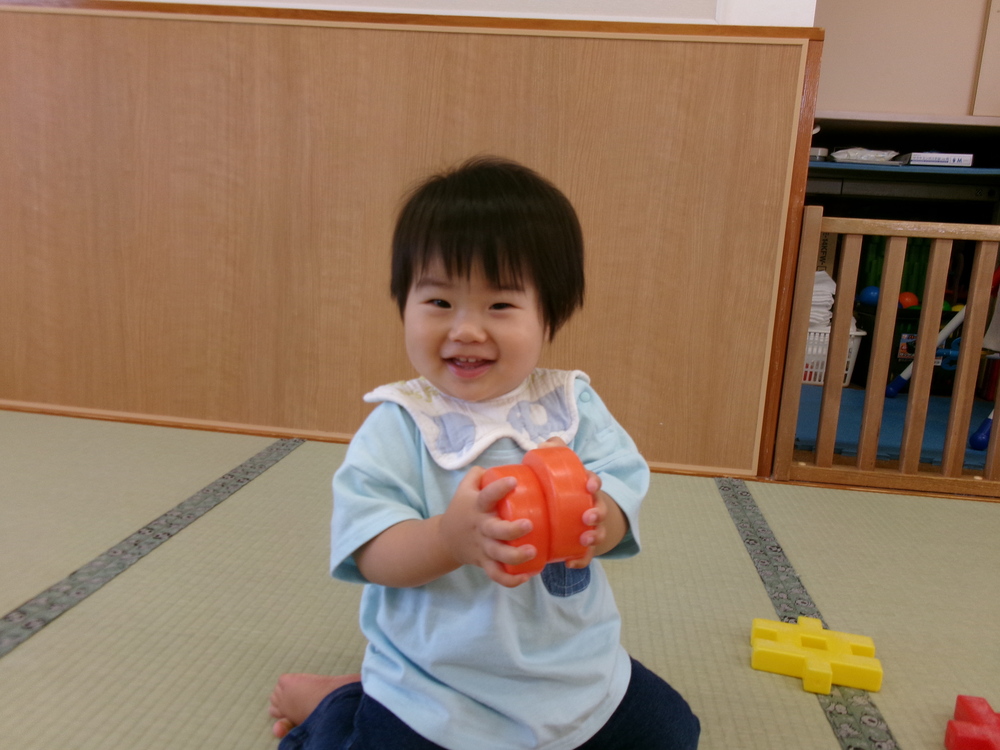 ブロックで遊んでいる様子