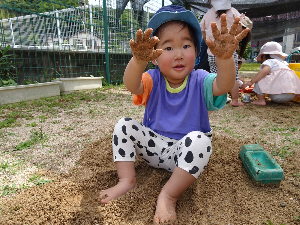 園庭で遊ぶ子ども (3)
