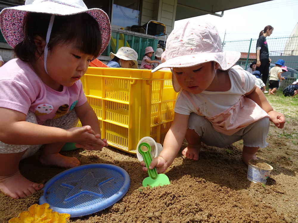 園庭で遊ぶ子ども (4)