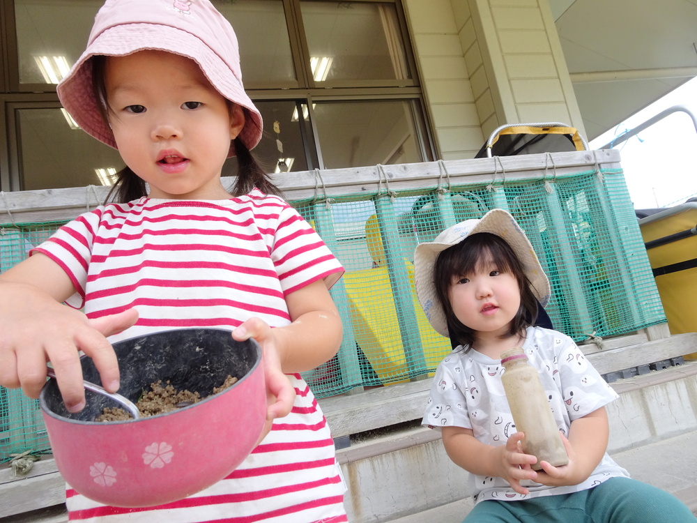園庭で遊ぶ子ども (5)