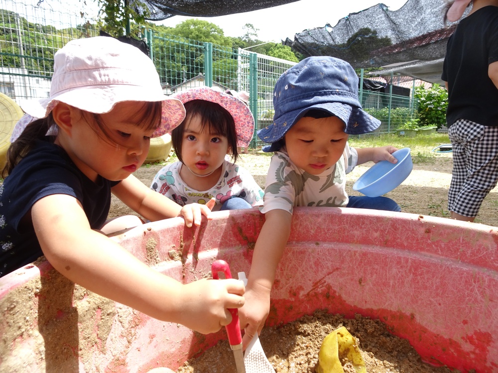 園庭で遊ぶ子ども (6)