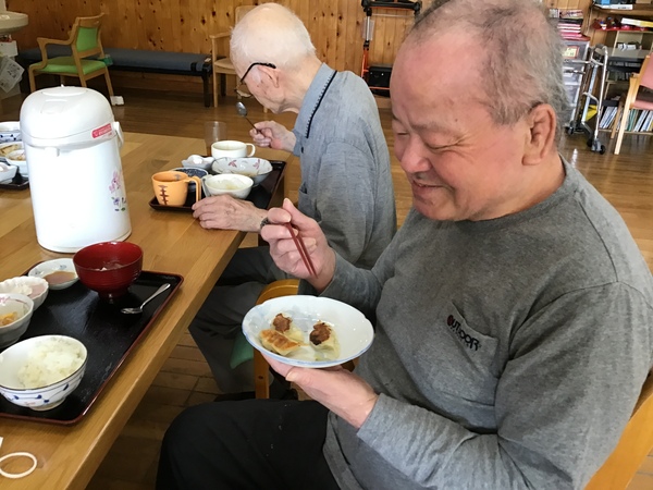 食べています