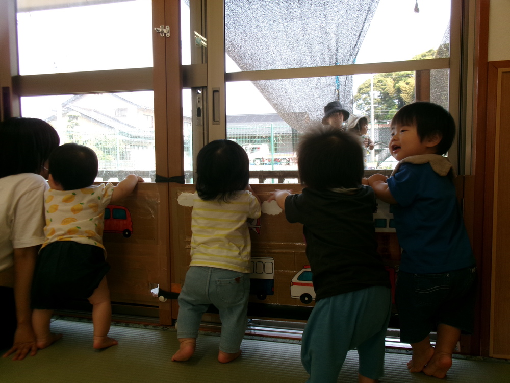 外を見る