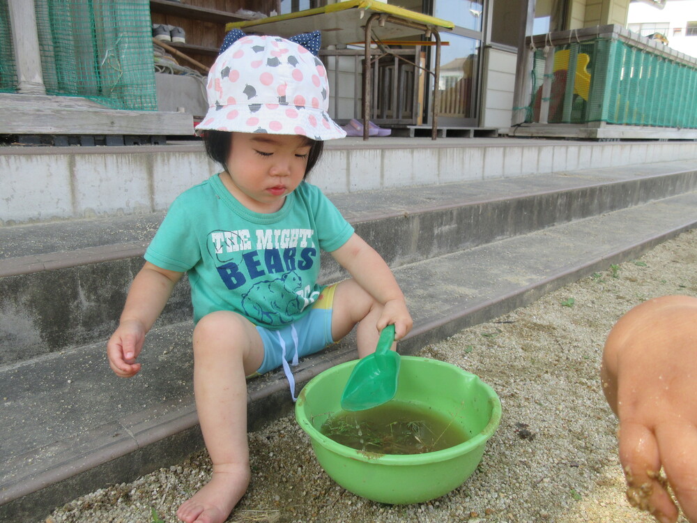 どろんこ遊びの様子 (4)