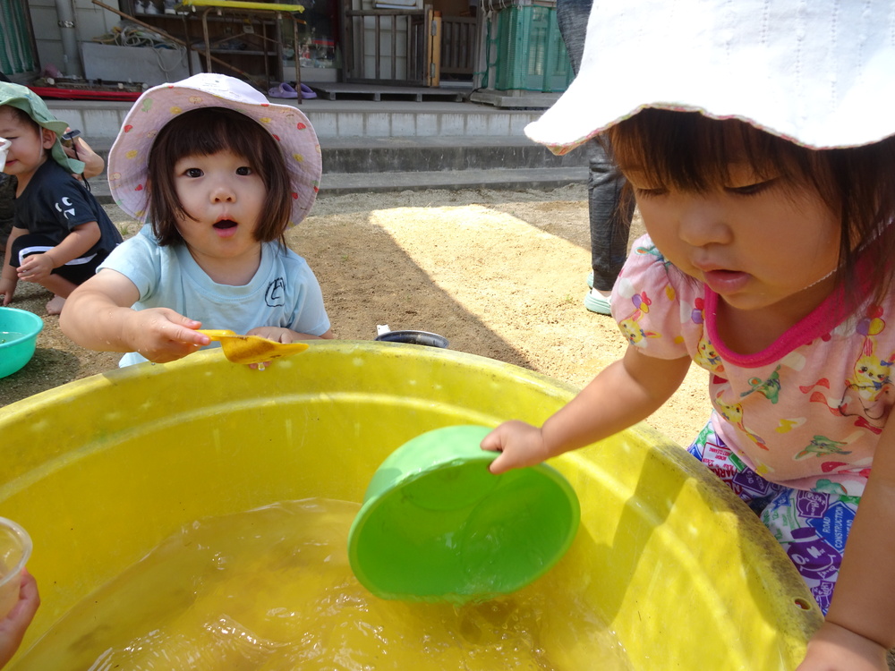 水遊びをする子ども