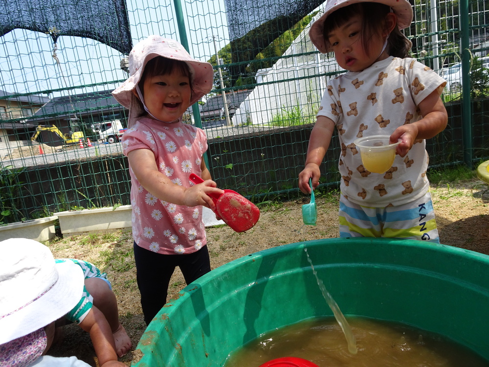 水遊びをする子ども (2)