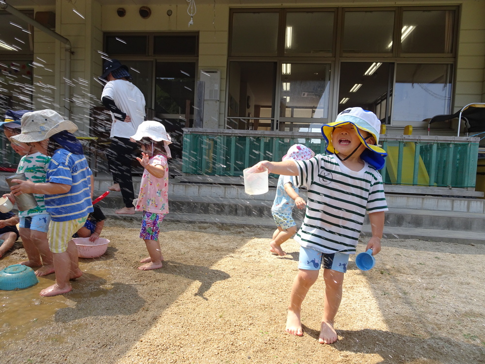 水遊びをする子ども (3)