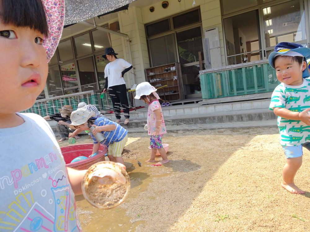 水遊びをする子ども (4)