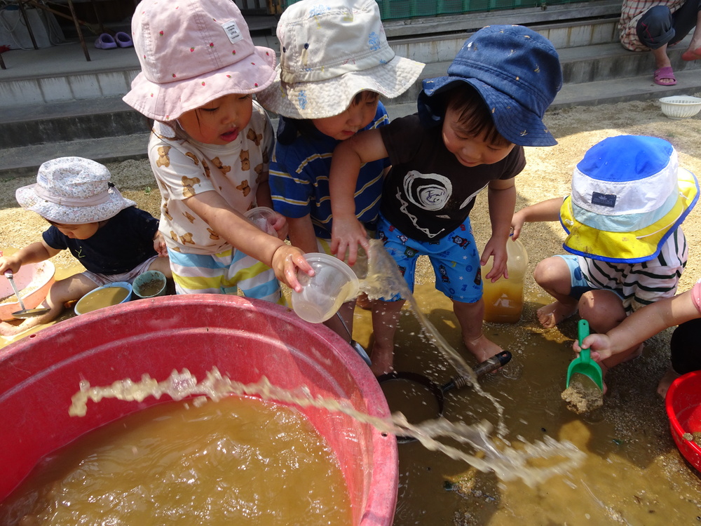 水遊びをする子ども (5)