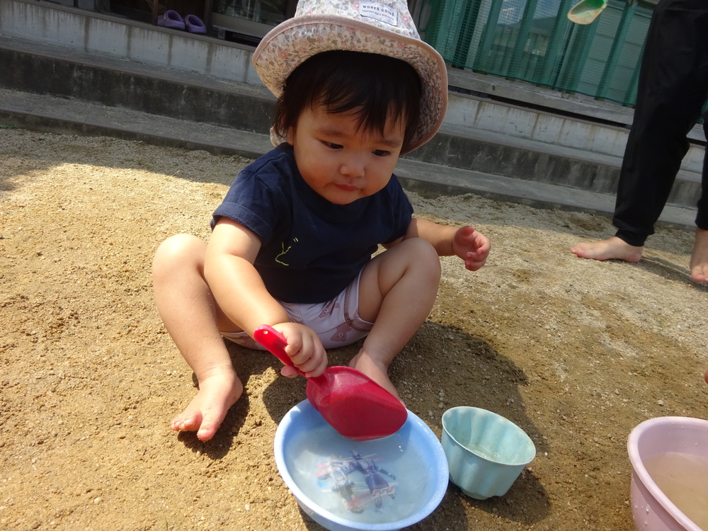 泥んこ遊びの様子 (2)