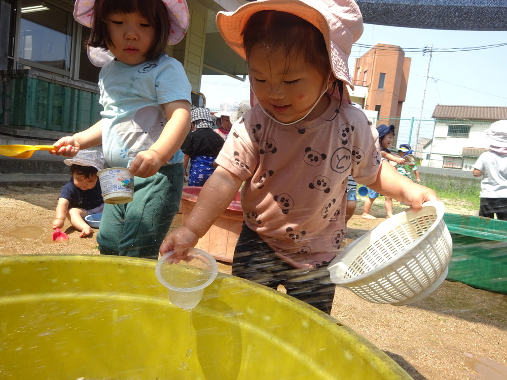 泥んこ遊びの様子 (3)