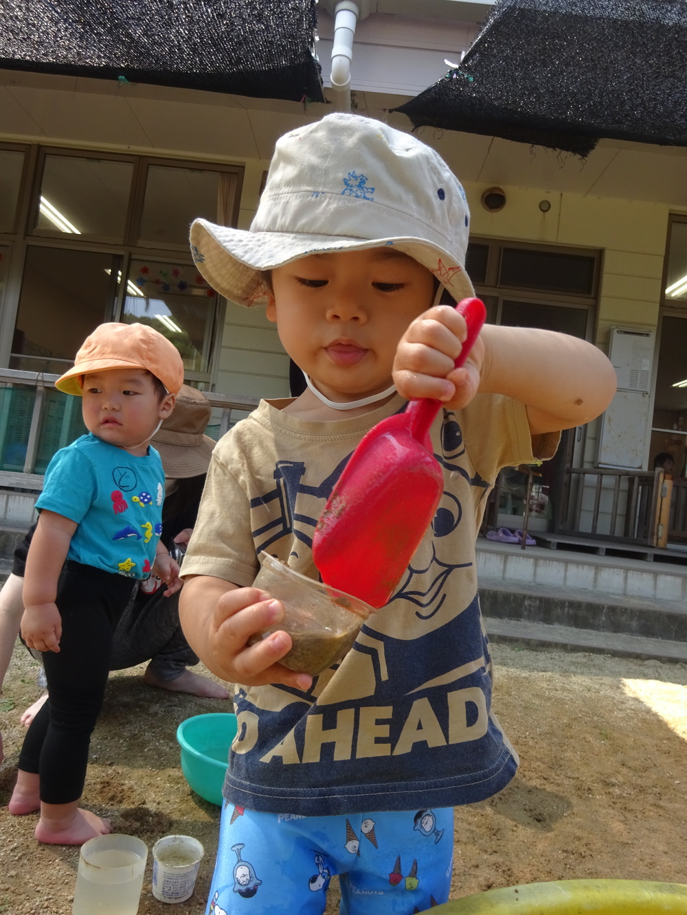 泥んこ遊びの様子 (4)