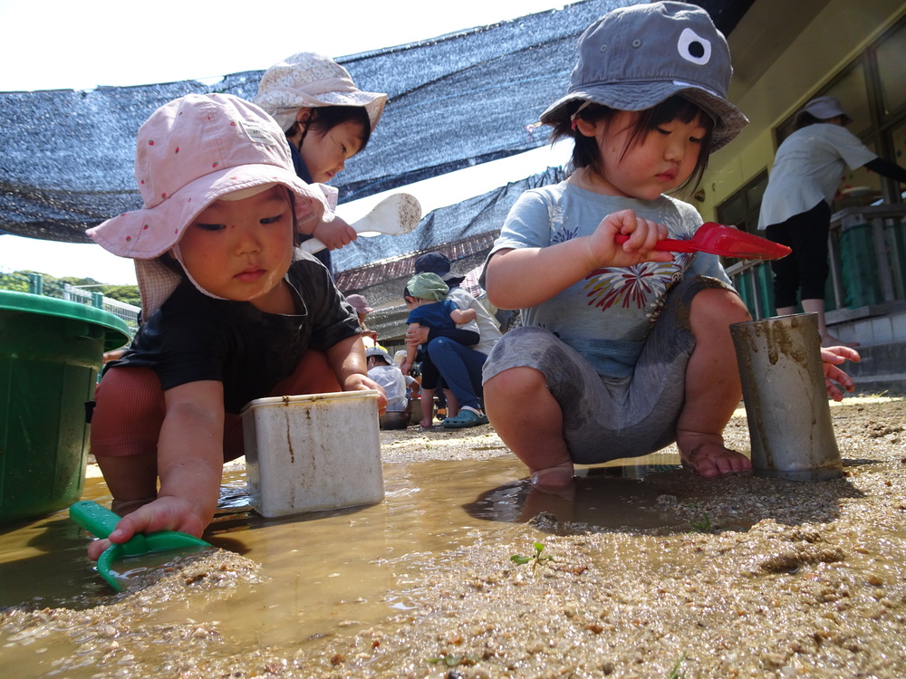 どろんこ遊びを している様子 (3)