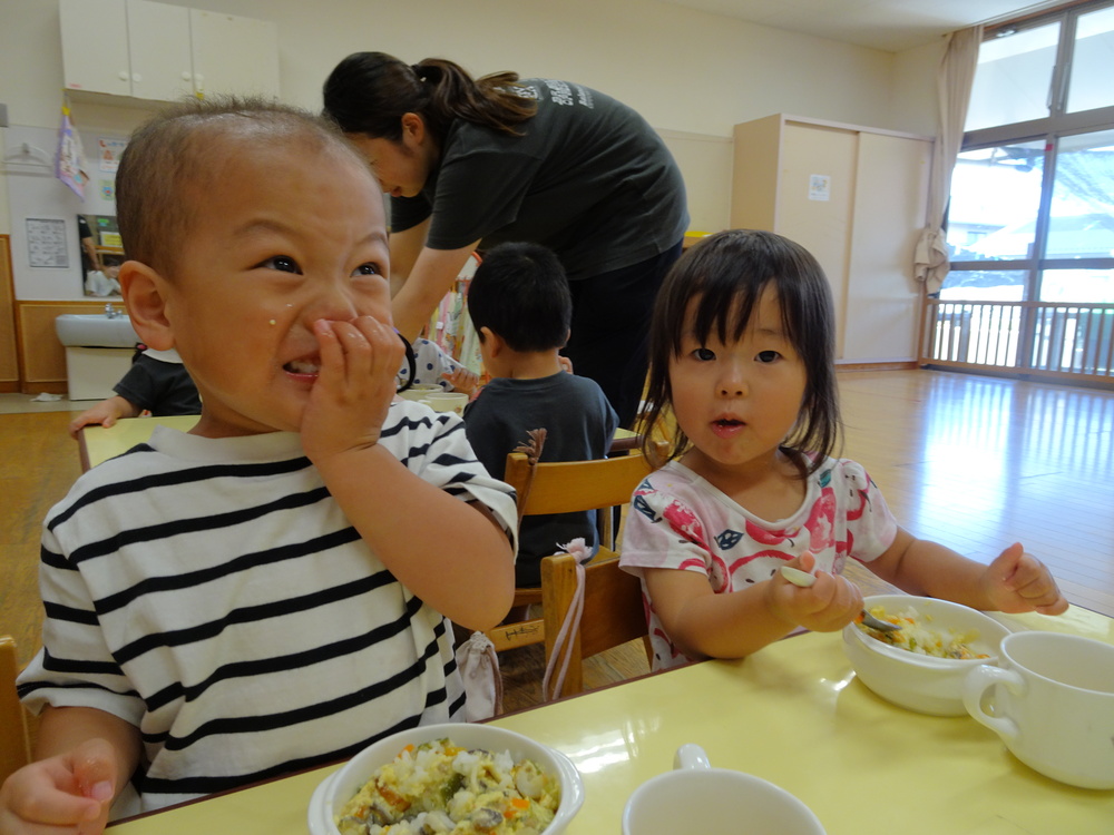 給食を 食べている様子
