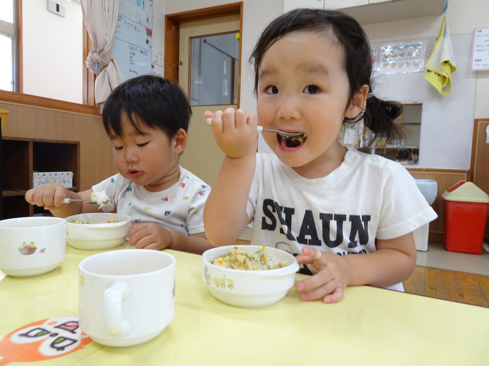 給食を 食べている様子 2