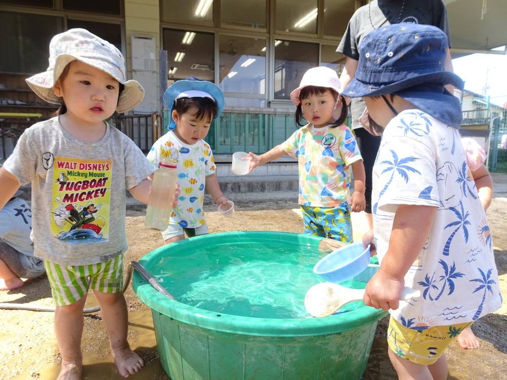 どろんこ遊びを している様子 (1