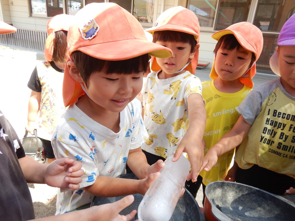 氷遊びの様子 (2)
