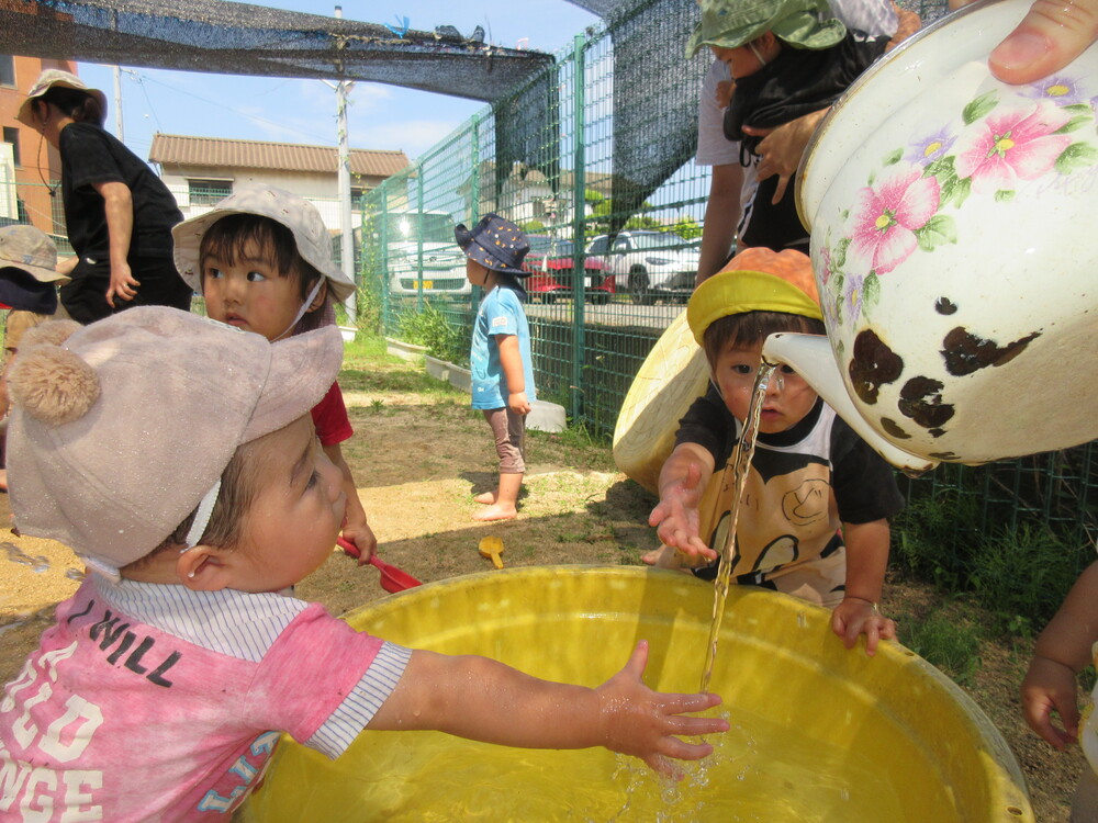 泥んこ遊びの様子