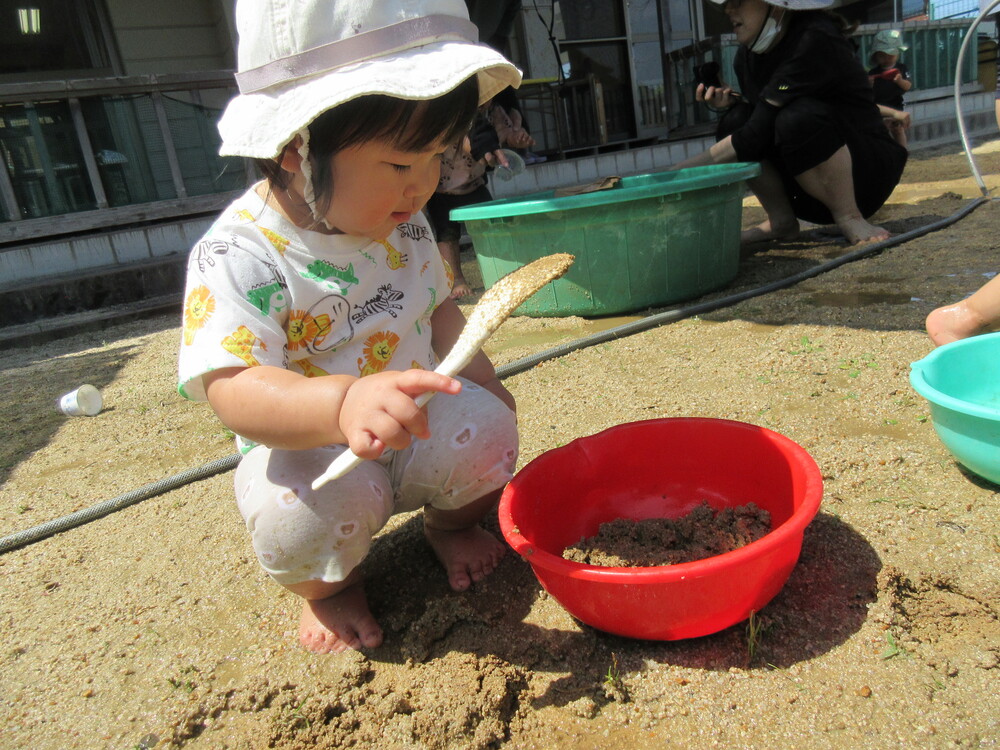 泥んこ遊びの様子