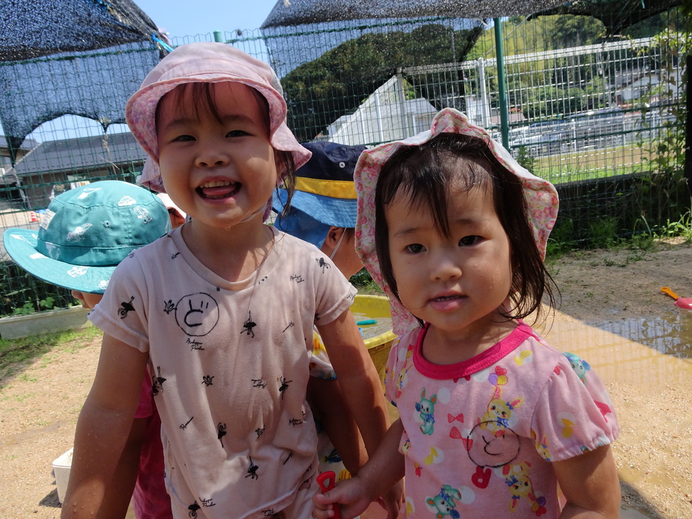 元気に遊ぶ子ども (1)