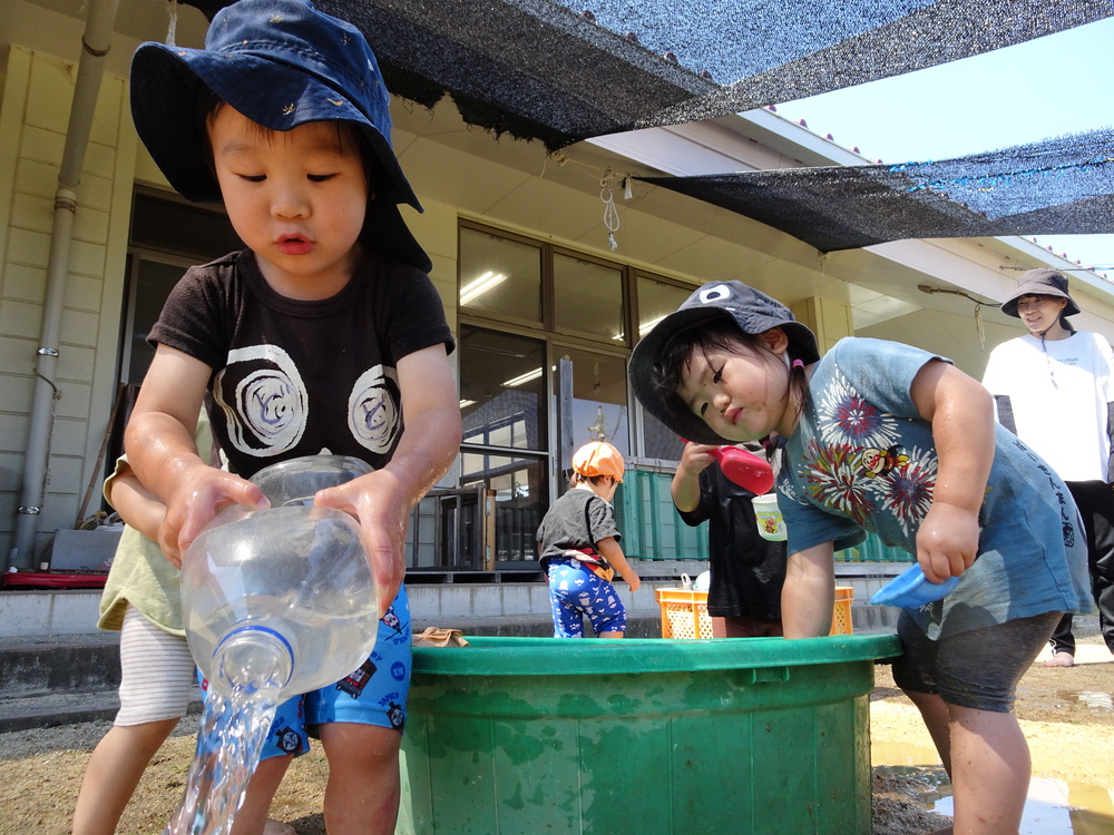 元気に遊ぶ子ども (2)