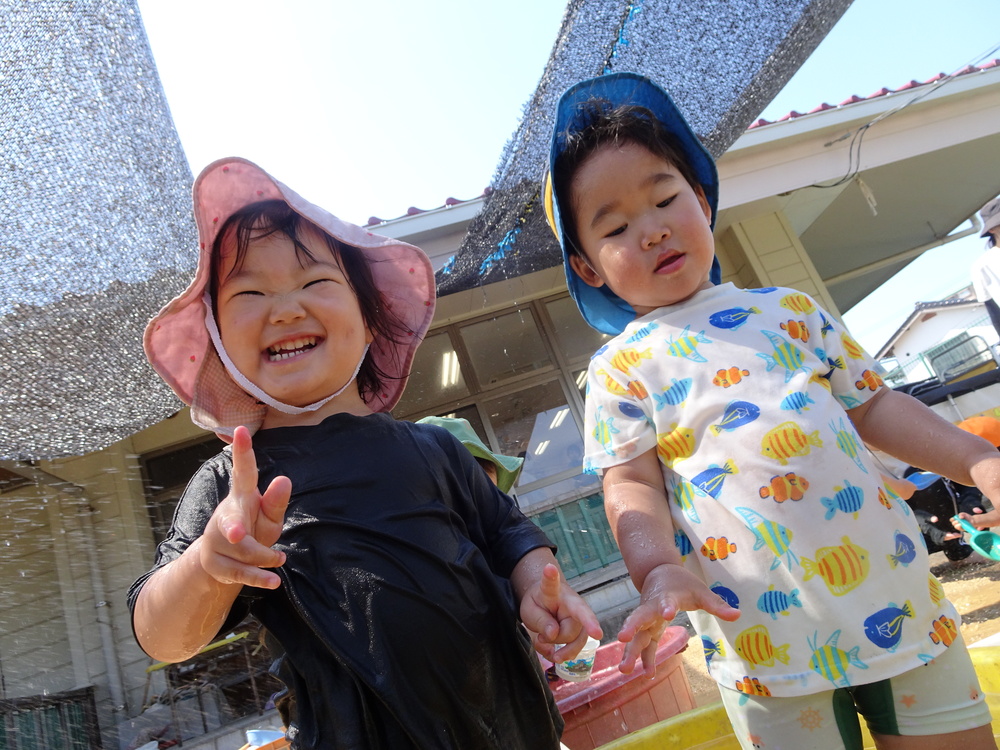 元気に遊ぶ子ども (4)
