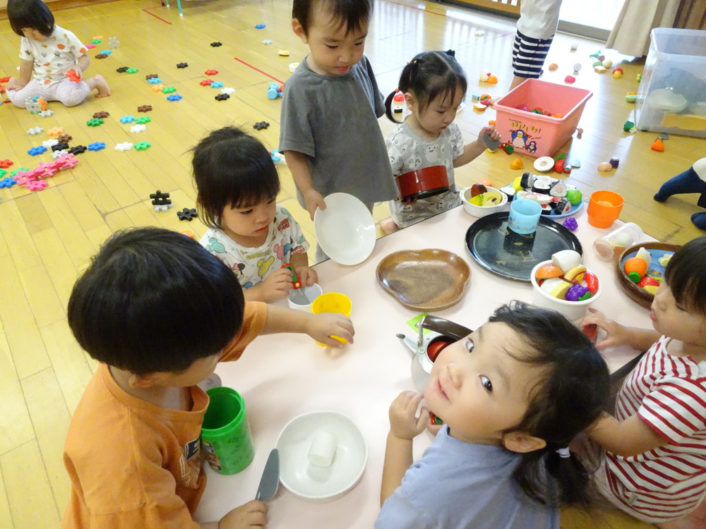 元気に遊ぶ子ども (5)