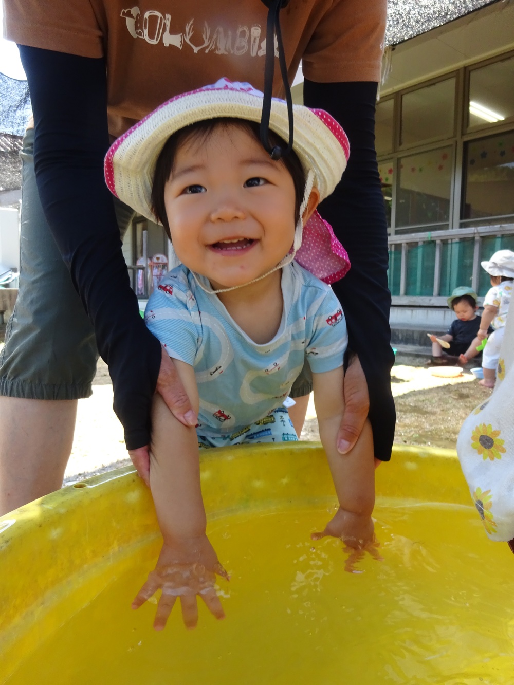 泥んこ遊びの様子 (5)