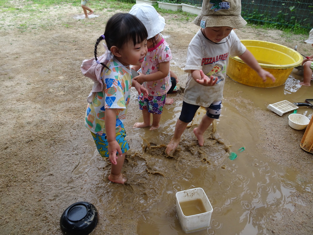 泥んこで遊ぶ子どもたち