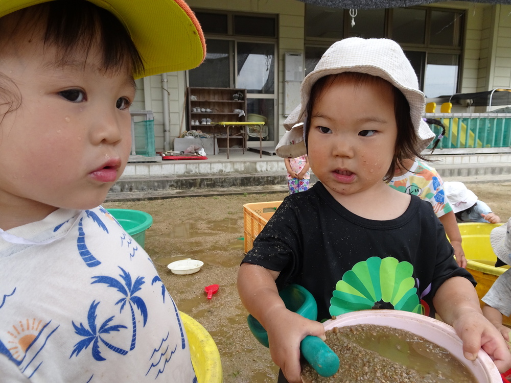 泥んこで遊ぶ子どもたち (2)