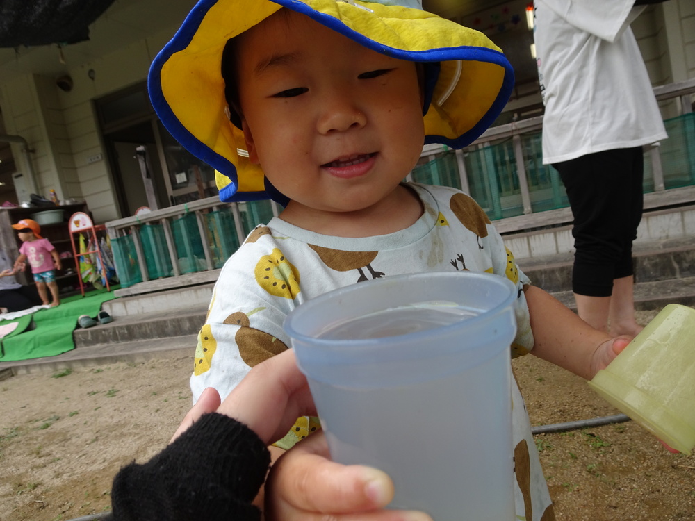泥んこで遊ぶ子どもたち (3)