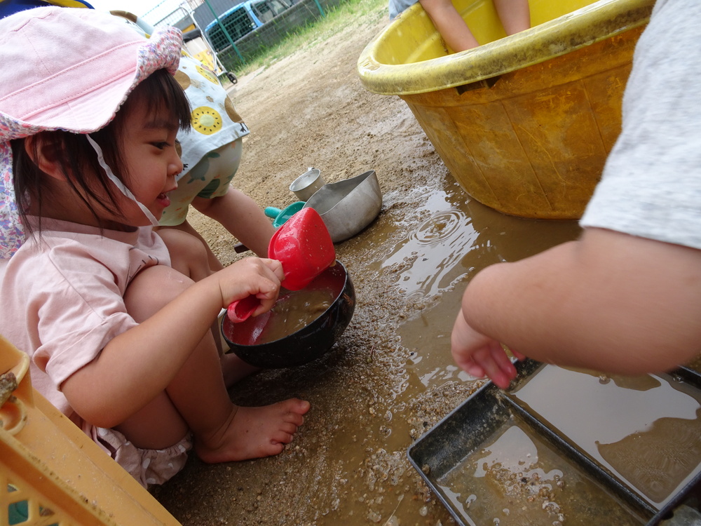 泥んこで遊ぶ子どもたち (4)