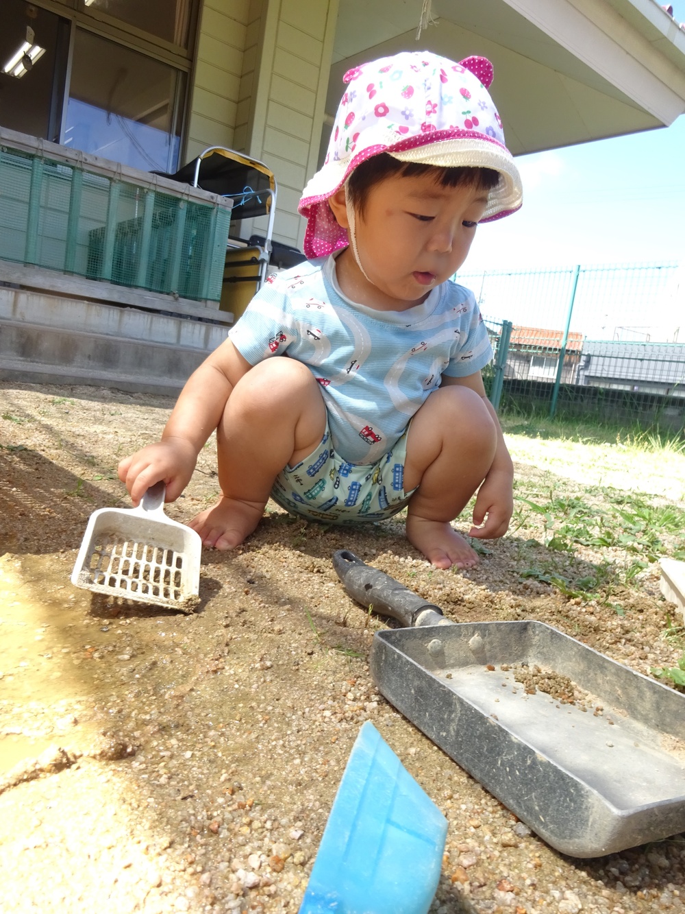 泥んこ遊びの様子 (6)