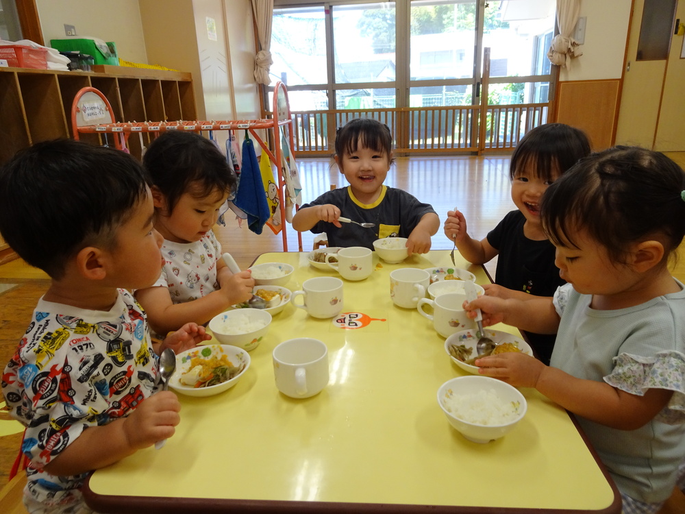 給食を食べている様子 (1)
