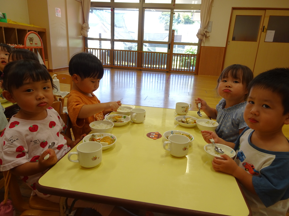 給食を食べている様子 (2)